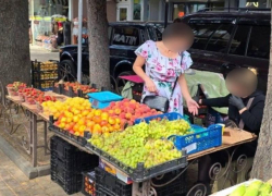 140 килограммов овощей и фруктов изъяли у нелегальных торговцев в центре Адлера