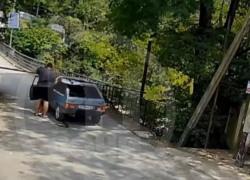 Неизвестный сломал ограничитель, установленный администрацией Сочи на аварийном мосту