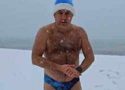 Житель Сочи показал обстановку на пляже в плавках и под снегом