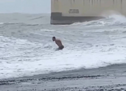 В Сочи мужчина полез в шторм в холодное море, чтобы искупаться