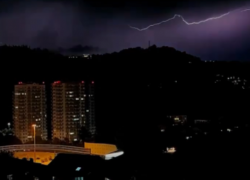 В Сочи зафиксировали молнию, в 10 раз превосходящую обычную