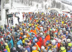 Тысячи человек выстроились в очередь на подъемник в горах Сочи