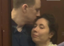 Экс-мэр Сочи встретился с женой и остался под стражей