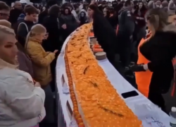 54-метровый торт испекли в Абхазии к мандариновому фестивалю