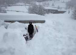 Снега по крышу и вокруг сугробы: райдер показал обстановку после снегопада в горах Сочи