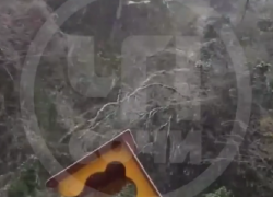 Оползень сошел во двор шестиэтажки в Сочи