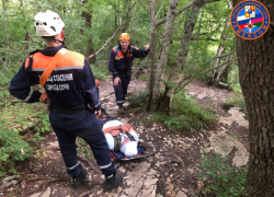 Спасатели Сочи вынесли с Агурских водопадов мужчину со сломанной ногой