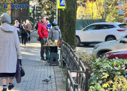 Уличные торговцы предложили жителям Сочи приобрести красную икру за 300 рублей