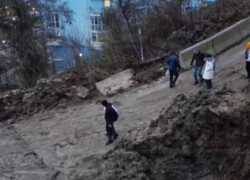 Работы ведутся не там: пока власти Сочи медленно устраняют грязь от схода оползня, он готов уничтожить дома и гимназию