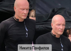 Жители Сириуса наблюдают из окон домов за съёмками сериала "Лихач"