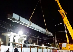 В Лоо прошел монтаж надземного пешеходного перехода