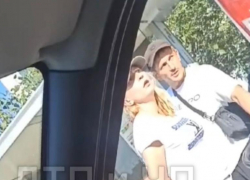 «Наркоманка под солью»: в Сочи заметили неадекватную мать с младенцем в коляске