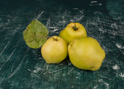 Плов, салат, пирог: как необычно можно приготовить айву, созревшую в Сочи