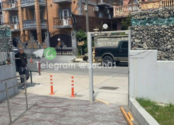 В Сочи полиция снесла ворота в ЖК «Каравелла Португалии» на пути к пляжу 