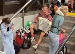 Молодой баянист, чей рей задержали в Сочи из-за угрозы БПЛА, развлекал пассажиров хитом «Матушка»