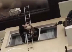 Девушка вылезла на кондиционер за окном, спасаясь от пожара в многоэтажке Сочи