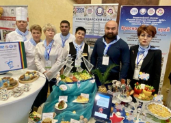 Дети едят лазанью и уникальные салаты: школьную столовую из Сочи признали лучшей в России