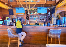 В популярных у туристов ресторанах Сочи нашли нарушения при торговле алкоголем