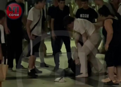 Толпа молодежи избила парня в центре Сочи