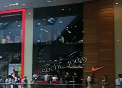 "Пока не заставишь, сами не пойдут": в Сочи на видео попала огромная очередь "добровольцев" на вакцинацию от ковида