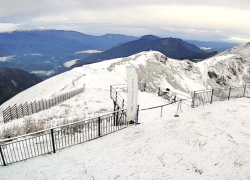 Горные вершины Сочи продолжает засыпать снегом 