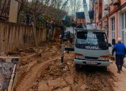 Люди предупреждали: власти игнорировали: повторный оползень сошел по улице Петрозаводской в Сочи