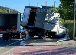 В Сочи грузовик с овощами вылетел на тротуар 