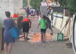 На видео попал момент, как канализацию сбрасывают в реку Сочи, откуда она попадает в море