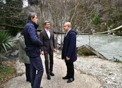 Маршрут продлили, мост отремонтируют: после многочисленных возмущений власти Сочи начали решать проблему, где дети вынуждены рисковать жизнью, добираясь до школы