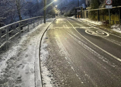 Дети не ходят в школу, машины разворачивает: жители Сочи вынуждены страдать от гололеда, пока местные власти помогают лишь на словах