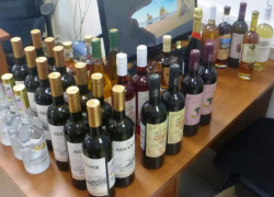 69 бутылок вина и коньяка изъяли таможенники в Сочи