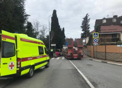 В Сочи тягач сбил школьницу на «зебре»