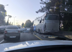 «Газель» рассыпалась на части в результате аварии с пассажирским автобусом в Сочи