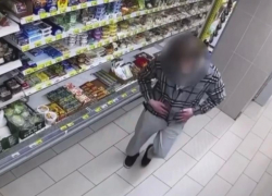 Двое 18-летних парней воровали дорогой сыр из магазинов Сочи, чтобы продавать прохожим