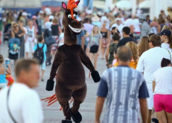 Кони снова в деле! Аниматоры - вымогатели вновь на улицах Сочи 