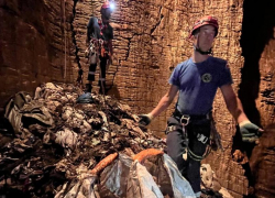 Спасатели Сочи приостановили расчистку пещеры от мусора из-за опасных трупных токсинов