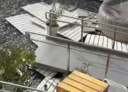 Мощный шторм разрушил пляжи в Сочи