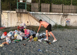  Благодаря туристам разрастаются мусорные кучи на диком пляже Сочи