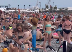 «Просто жесть»:сотни туристов заполонили пляж в центре Сочи