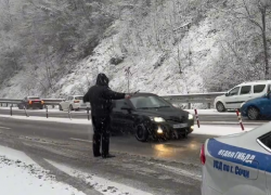 Автоинспекторы регулируют движение на Мамайском перевале Сочи