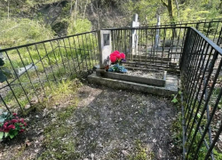 Могилы уплыли в сторону моря: в Сочи кладбище сползает в реку