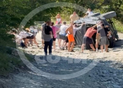 Переполненный туристами джип перевернулся в Сочи