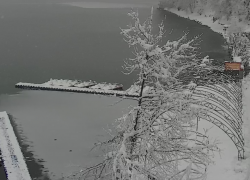 Слоем снега покрылось озеро Рица в Абхазии