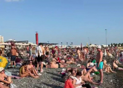 Толпы туристов заполонили пляж в центре Сочи