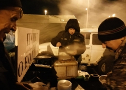 Сотрудники МЧС помогают водителям в районе Крымского моста