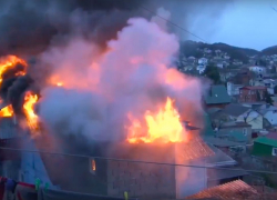 В Туапсе загорелась крыша двухэтажного дома