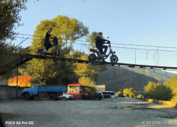  В Сочи подростки продолжают ездить по подвесному мосту, где погиб велосипедист