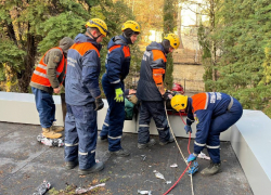 Мужчина рухнул с лестницы на крышу здания в Сочи