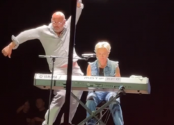  Худрук театра Сочи Максим Аверин вышел на сцену спеть с Дианой Арбениной