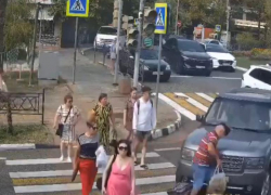 Водитель перепутал педали: в Сочи внедорожник влетел в пешеходов 